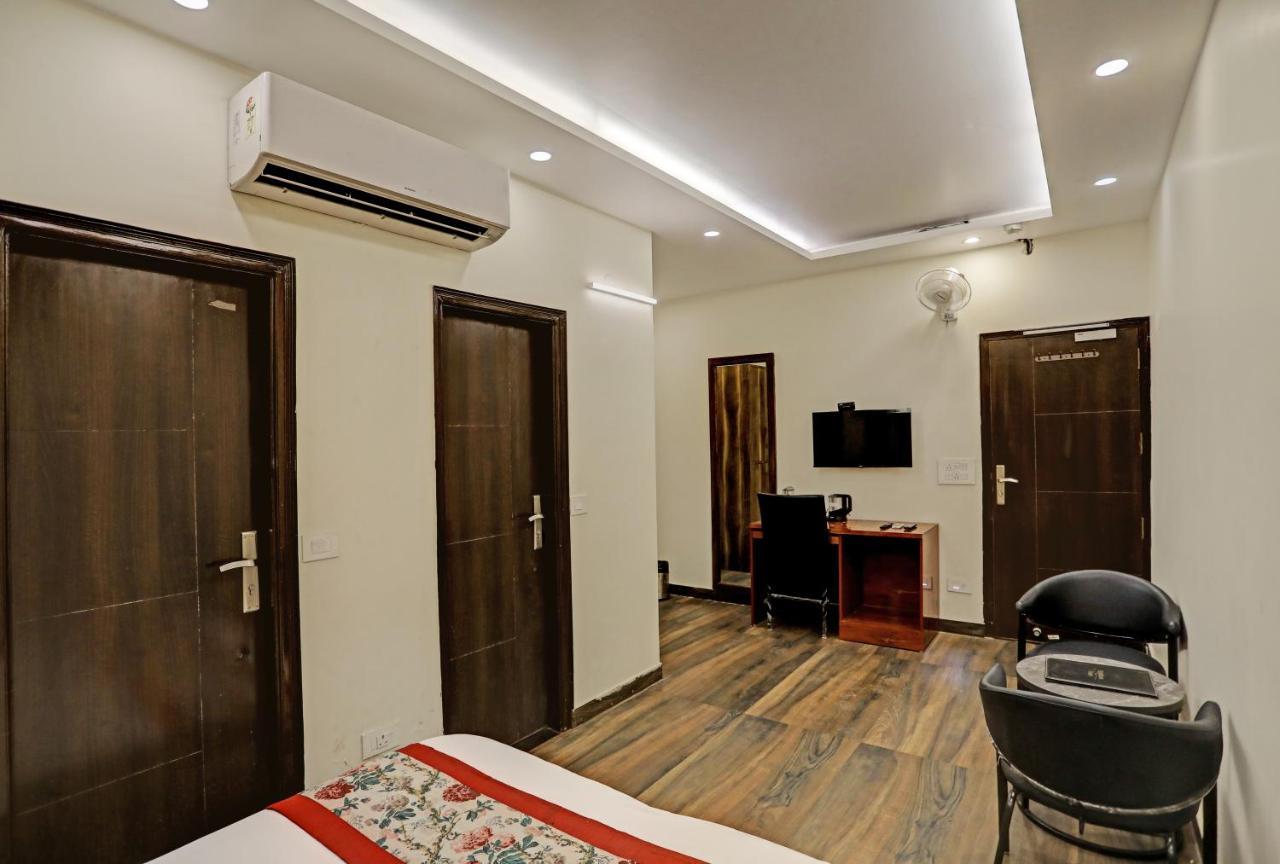Staybook Hotel Atlanta New Delhi Train Station Exterior foto