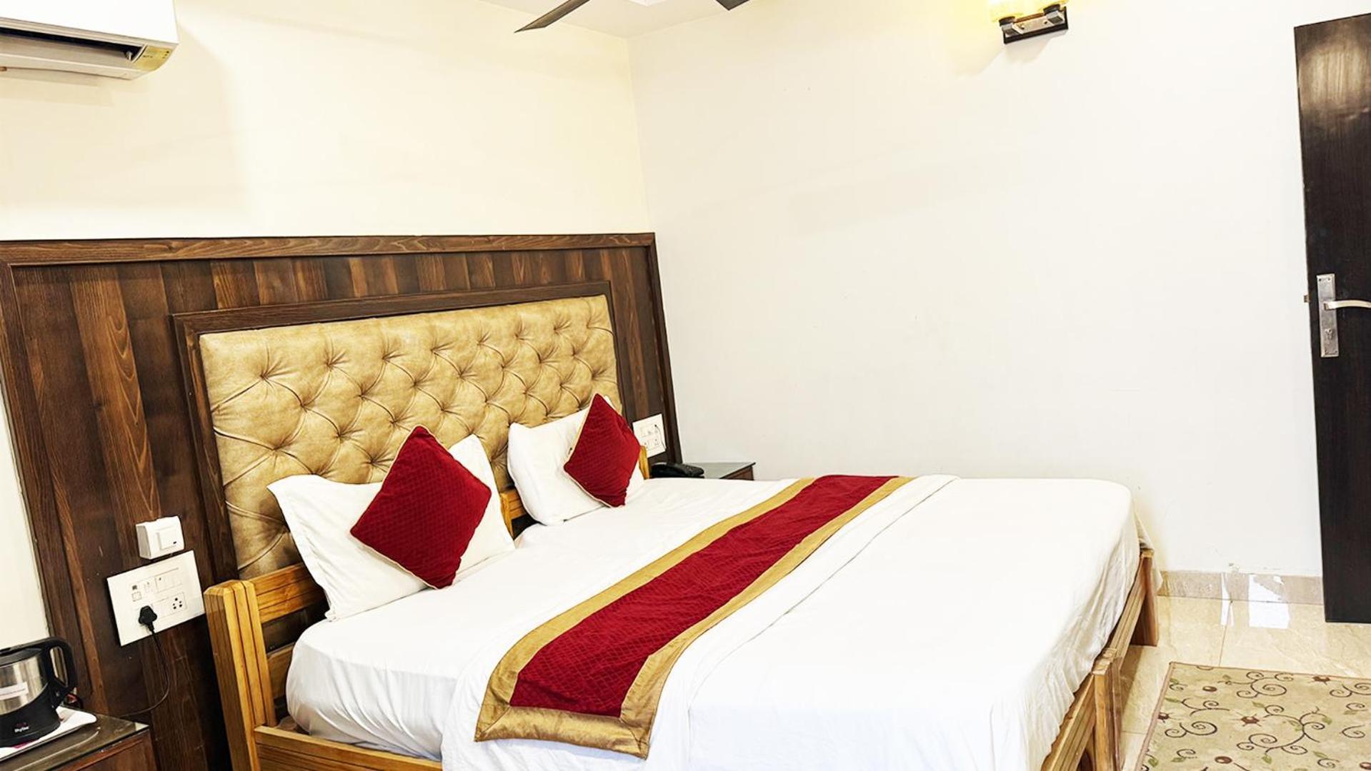 Staybook Hotel Atlanta New Delhi Train Station Exterior foto