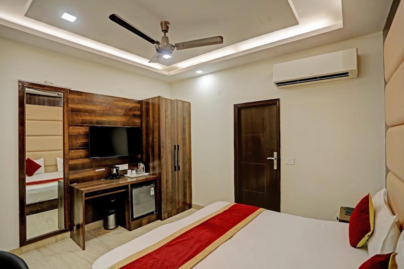 Staybook Hotel Atlanta New Delhi Train Station Exterior foto
