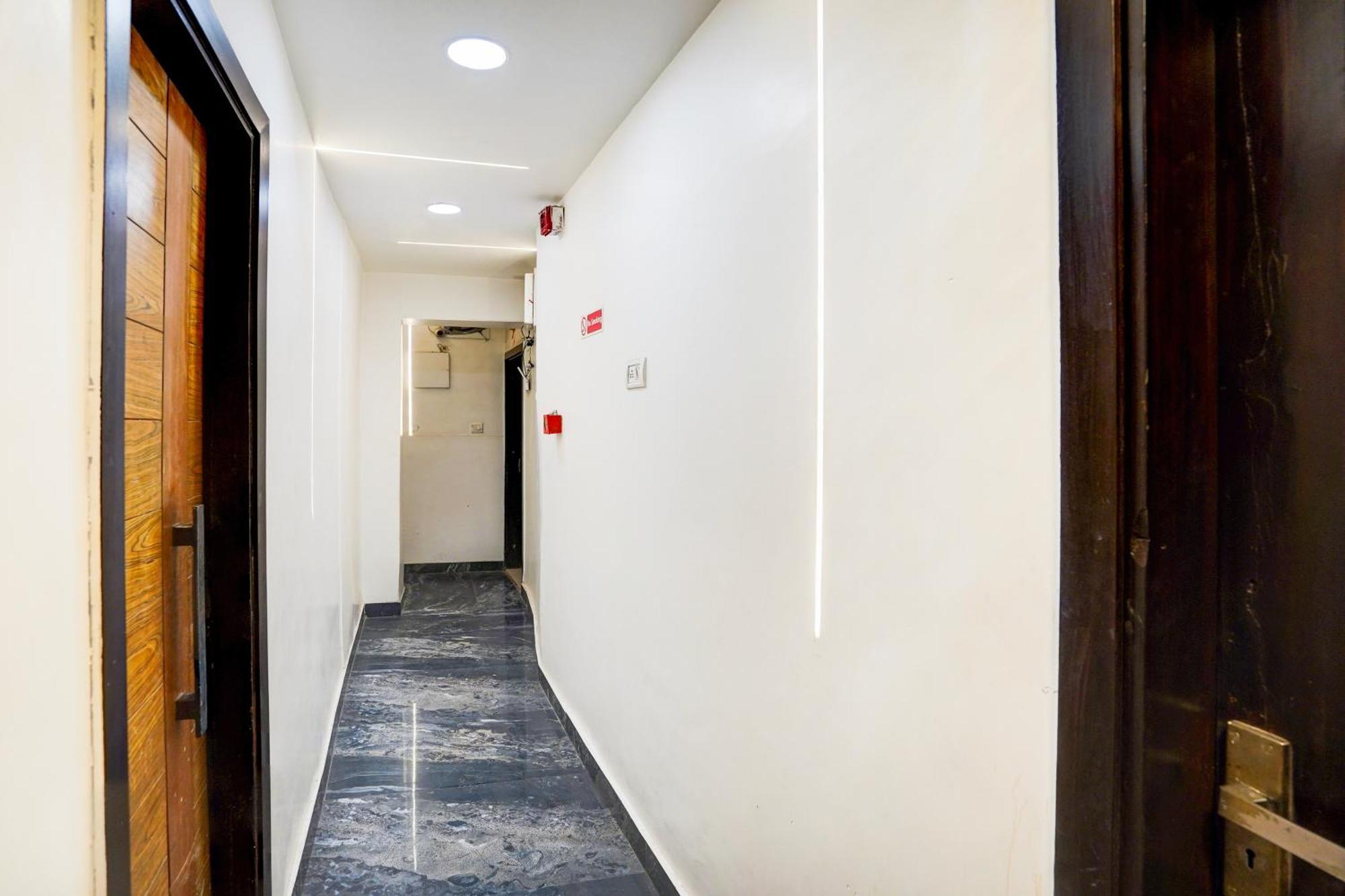 Staybook Hotel Atlanta New Delhi Train Station Exterior foto